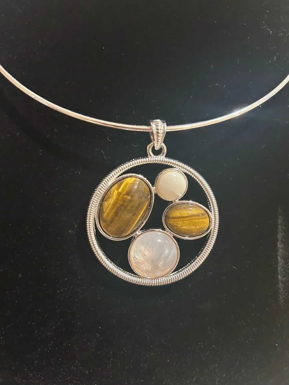 Signed Joan Rivers Gold Tone Tiger's Eye & White Cabochon Pendant Wire Necklace - Picture 3 of 8